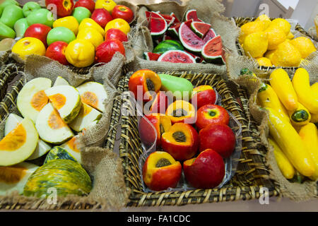 Savon artisanal sous la forme de divers fruits et de baies. Banque D'Images