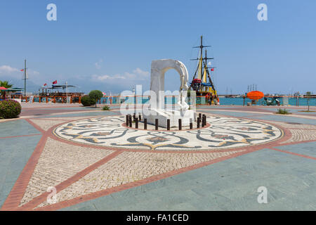 Monument et les bateaux de plaisance dans le port d'Alanya. Alanya - une destination de vacances populaire pour les touristes européens. Banque D'Images