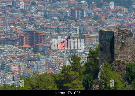 Drapeau turc sur l'arrière-plan de maisons du quartier central d'Alanya. Vue depuis l'ancienne forteresse d'Alanya. Banque D'Images