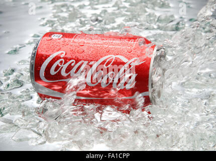 Kuala Lumpur Malaisie,15 avril 2015,Editorial photo de Coca-Cola classique dans la glace concassée. Banque D'Images