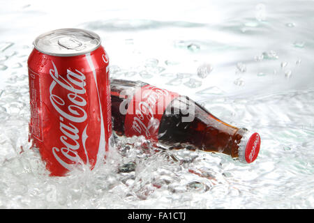 Kuala Lumpur Malaisie,15 avril 2015,Editorial photo de bouteille de Coca-Cola classique dans la glace concassée. Banque D'Images