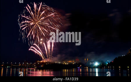 Ottawa, Canada, feu d'artifice dans la ville. Banque D'Images