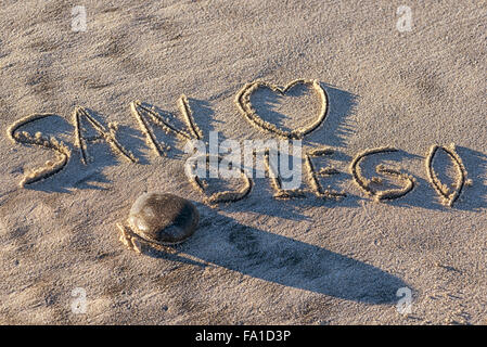 Le mot San Diego écrit dans le sable. Banque D'Images