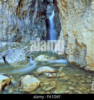 Cascade sur le ruisseau boueux dans un canyon le long de la rocky mountain/près de bynum, Montana Banque D'Images