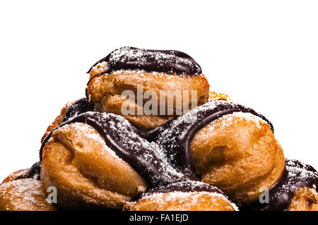 En un tas Profiteroles au chocolat belge riche fond blanc gros plan Banque D'Images