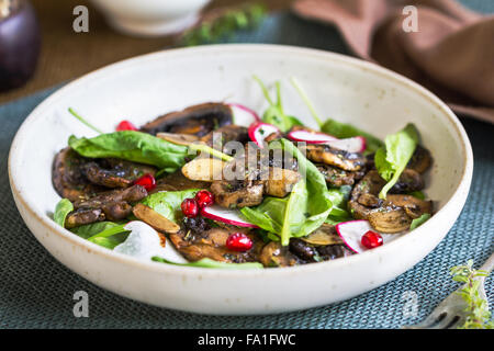 Champignons sautés aux épinards et salade de Grenade Banque D'Images