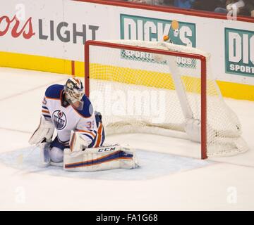 Denver, Colorado, États-Unis. Dec 19, 2015. ANDERS NILSSON Oilers G watches un but aller par lui d'Avalanche par Nick Holden au cours de la 2ème. Période à la Pepsi Center jeudi soir. L'Avalanche a battu les Oilers Credit : Hector Acevedo/ZUMA/Alamy Fil Live News Banque D'Images