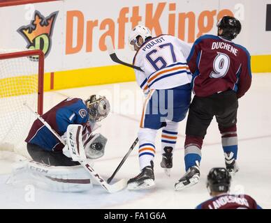 Denver, Colorado, États-Unis. Dec 19, 2015. G SEMYON VARLAMOV Avalanche, gauche, fait une sauvegarde dans la circulation au cours de la 2ème. Période à la Pepsi Center jeudi soir. L'Avalanche a battu les Oilers Credit : Hector Acevedo/ZUMA/Alamy Fil Live News Banque D'Images