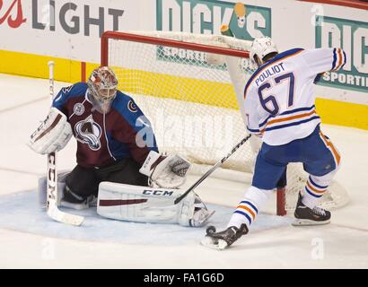 Denver, Colorado, États-Unis. Dec 19, 2015. G SEMYON VARLAMOV Avalanche, gauche, fait une sauvegarde sur LW BENOIT POULIOT Oilers, droite, au cours de la 3ème. Période à la Pepsi Center jeudi soir. L'Avalanche a battu les Oilers Credit : Hector Acevedo/ZUMA/Alamy Fil Live News Banque D'Images