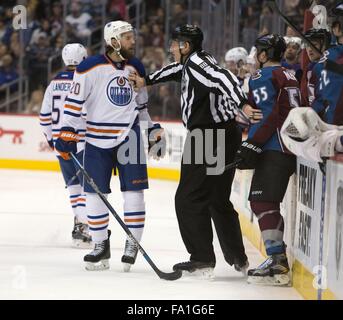 Denver, Colorado, États-Unis. Dec 19, 2015. LUKE GAZDIC Oilers LW, à gauche, a des paroles pour LW Avalanche CODY MCLEAOD, droite, comme l'EEG séparés par le juge de ligne au cours de la 1ère. Période à la Pepsi Center jeudi soir. L'Avalanche a battu les Oilers Credit : Hector Acevedo/ZUMA/Alamy Fil Live News Banque D'Images