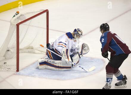 Denver, Colorado, États-Unis. Dec 19, 2015. RW Jerome Iginla, avalanches, droit sur les cotes G ANDERS NILSSON Oilers, gauche, au cours de la 3ème. Période à la Pepsi Center jeudi soir. L'Avalanche a battu les Oilers Credit : Hector Acevedo/ZUMA/Alamy Fil Live News Banque D'Images