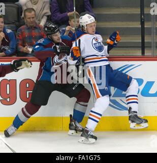 Denver, Colorado, États-Unis. Dec 19, 2015. JACK SKILLE Avalanche RW, à gauche, les contrôles D Oilers NIKITA NIKITIN, droite, dans les commissions scolaires au cours de la 3ème. Période à la Centre Pepsi samedi soir. L'Avalanche a battu les Oilers 5-1. Credit : Hector Acevedo/ZUMA/Alamy Fil Live News Banque D'Images