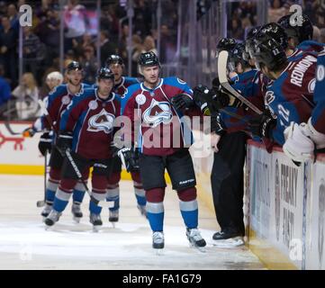 Denver, Colorado, États-Unis. Dec 19, 2015. C'Avalanche MATT DUCHENE fait une passe au cours de la 1ère. Période à la Centre Pepsi samedi soir. L'Avalanche a battu les Oilers 5-1. Credit : Hector Acevedo/ZUMA/Alamy Fil Live News Banque D'Images