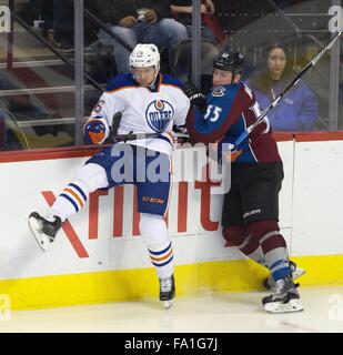 Denver, Colorado, États-Unis. Dec 19, 2015. LW Avalanche CODY MCLEOD, droite, les chèques RW Oilers LIRO PAKARINEN, gauche, dans les commissions scolaires au cours de la 3ème. Période à la Centre Pepsi samedi soir. L'Avalanche a battu les Oilers 5-1 Credit : Hector Acevedo/ZUMA/Alamy Fil Live News Banque D'Images