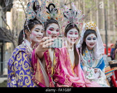 Les jeunes femmes habillés en costume, avec des visages peints, prendre un en selfies San Francisco défilé du Nouvel An chinois. Banque D'Images