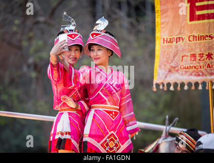 Les femmes chinois vêtus de costumes colorés en tenant un flotteur en haut selfies San Francisco défilé du Nouvel An chinois. Banque D'Images