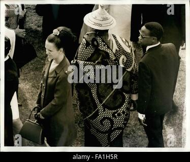 1964 - Royal Garden Party deux Africains, l'un en costume national et l'autre dans l'Ouest sont considérés au cours de la Royal Garden party au Palais de Buckingham aujourd'hui, le 18 juillet. © Keystone Photos USA/ZUMAPRESS.com/Alamy Live News Banque D'Images