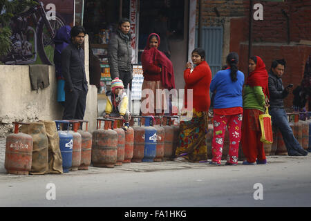 Katmandou, Népal. 18Th Oct, 2015. Népalais à attendre en ligne pour remplir les bouteilles de gaz de cuisine vide dans Gyaneshwor, Katmandou, Népal le Dimanche, Décembre 20, 2015. Le gouvernement du Népal a commencé la vente de bois de chauffage pour compenser la pénurie de gaz que le pays dépend énormément de son voisin du sud. La crise du carburant s'approche d'entrer dans quatre mois maintenant. Photo/Skanda Skanda Gautam Gautam © ZUMA/wire/Alamy Live News Banque D'Images