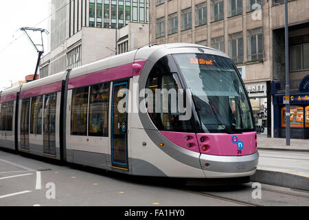 Midland Metro tram en Bull Street, Birmingham Banque D'Images