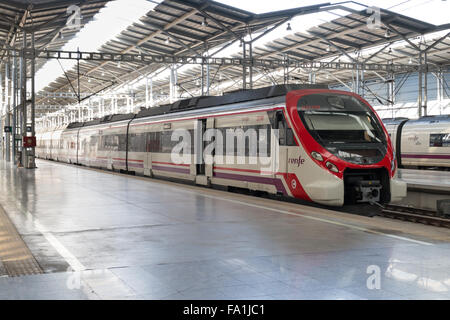 Malaga, 31 Spain-August 2015 : un train à grande vitesse en permanent Maria Zambrano. Les trains de voyageurs jusqu'à 310km/h. Banque D'Images