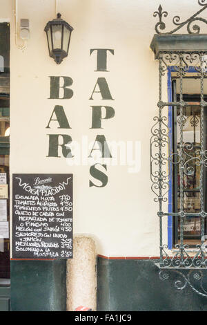 Séville, Spain-September 2e 2015 : bar à Tapas signe et menu. Il y a beaucoup de restaurants dans la vieille ville. Banque D'Images