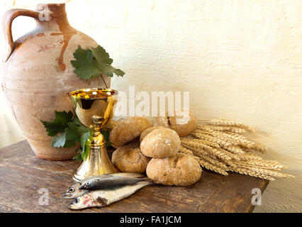 Le pain et les poissons avec une cruche de vin symbolisant les miracles de Jésus Christ Banque D'Images