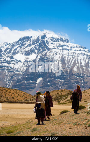 Pèlerins bouddhistes marcher en pèlerinage dans les montagnes de l'Himalaya dans le Spiti Valley Banque D'Images