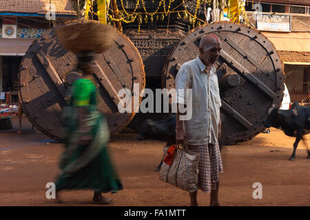 Un homme hindou avec visage peint debout en face d'un grand char, Ratha, une voiture utilisée pendant le festival de Shivaratri Banque D'Images