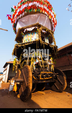 Deux prêtres brahmanes debout à côté de grandes roues de la grande ratha char, une voiture utilisée à Gokarna pour festival de Shivaratri Banque D'Images