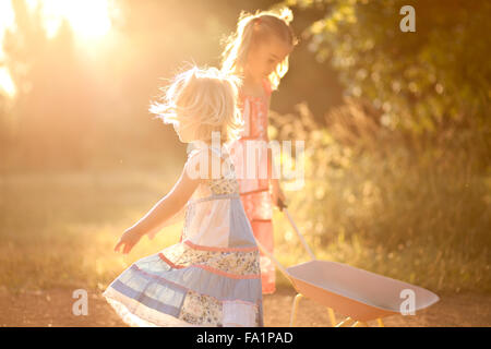 Deux petites filles jouant dans le soleil Banque D'Images