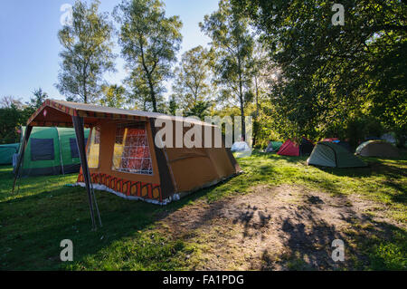 Tente géante dans un terrain de camping au cours de l'Oktoberfest de Munich, Allemagne Banque D'Images