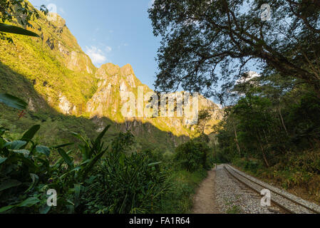 La voie ferrée traversant la jungle et rivière Urubamba, Machu Picchu village connexion à la station hydroélectrique, principalement utilisés pour Banque D'Images