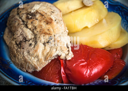 Partie de ragoût de viande avec des légumes dans une assiette Banque D'Images