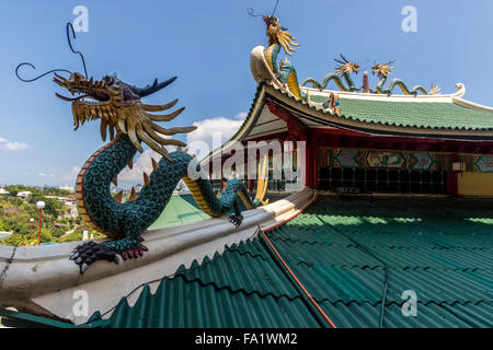 Dragons décoratifs sur le dessus du temple taoïste dans la région de Beverly Hills de la ville de Cebu aux Philippines Banque D'Images