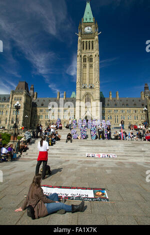 Les protestations des autochtones ou indigènes au Parlement canadien étapes à Ottawa, Ontario, Canada sur les autochtones assassinées ou disparues Banque D'Images