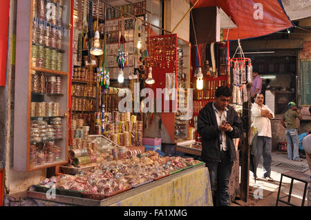 Boutiques dans l'culte marché d'Ajmer Dargah Sharif, mausolée de Moinuddin Chishti, un saint soufi indien du Rajasthan en Inde. Banque D'Images