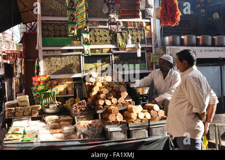 Saveurs et les cafés au lieu de culte marché d'Ajmer Dargah Sharif, mausolée de Moinuddin Chishti, un saint soufi indien. Banque D'Images