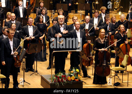 Fichier - Un fichier photo datée du 3 octobre 2006 montre le chef de l'Orchestre philharmonique de Londres, Kurt Masur, recevant l'appaluse avec son orchestre, après un concert au Gewandhaus de Leipzig, Allemagne. Le conducteur est décédé le samedi 19 décembre 2015, âgée de 88 ans. PHOTO : WALTRAUD GRUBITZSCH DPA Banque D'Images