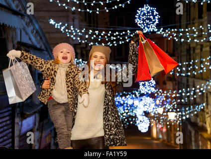 Maison de vacances famille voyage à Venise, Italie peut modifier l'ensemble de l'expérience de Noël. La mère et l'enfant heureux de se réjouir en se tenant sur le pont du Rialto en soir parmi les lumières de Noël Banque D'Images