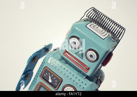 Vintage tin toy robot isolé sur fond blanc, photo rétro filtré Banque D'Images