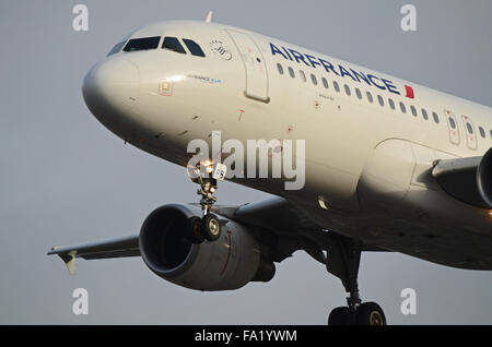 Air France Airbus A320 -214 - avion de ligne à réaction F-HEPP atterrissant à l'aéroport de Londres Heathrow, Royaume-Uni Banque D'Images