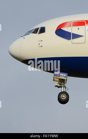 British Airways Boeing 767 -336 (ER) - avion de ligne G-BNWM arrivant à l'aéroport de Londres Heathrow. Nez et cockpit Banque D'Images