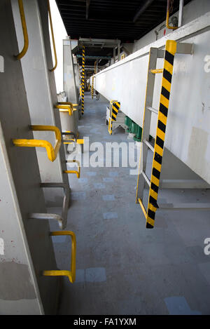 La promenade autour du pont du navire porte-conteneurs CC Corte Real. Banque D'Images