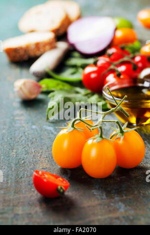 Des sandwichs avec tomate et basilic ingrédients - Italien, végétarien ou concept d'aliments sains Banque D'Images