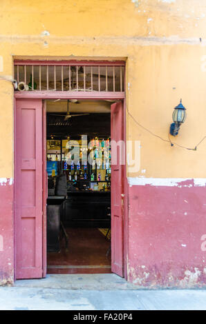 Ancienne Dorrway et Bar dans Casco Viejo, la vieille ville, la ville de Panama Banque D'Images