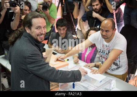 Madrid, Espagne. 18Th Oct, 2015. Pablo Iglesias, chef de la formation de l'aile gauche, Pademos jette son vote à un bureau de scrutin à Madrid, capitale de l'Espagne, le 20 décembre, 2015. Les élections générales de l'Espagne ont démarré le dimanche. © Javier/Xinhua/Alamy Live News Banque D'Images