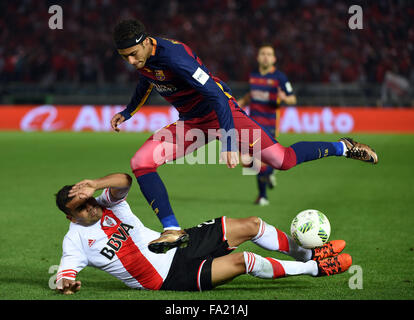 Yokohama, Japon. 18Th Oct, 2015. Neymar (haut) de Barcelone contrôle la balle pendant la finale de la Coupe du Monde des Clubs de la FIFA contre River Plate à Yokohama, Japon, le 20 décembre 2015. Barcelone a remporté le match 3-0. Credit : Liu Dawei/Xinhua/Alamy Live News Banque D'Images