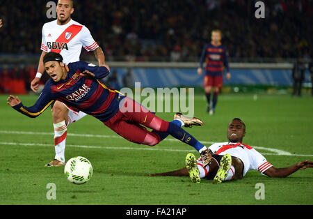 Yokohama, Japon. 18Th Oct, 2015. Neymar (L) de Barcelone rivalise pour la balle pendant la finale de la Coupe du Monde des Clubs de la FIFA contre River Plate à Yokohama, Japon, le 20 décembre 2015. Barcelone a remporté le match 3-0. Credit : Liu Dawei/Xinhua/Alamy Live News Banque D'Images