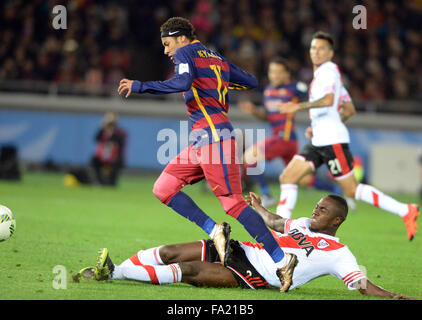 Yokohama, Japon. 18Th Oct, 2015. Neymar (haut) de Barcelone contrôle la balle pendant la finale de la Coupe du Monde des Clubs de la FIFA contre River Plate à Yokohama, Japon, le 20 décembre 2015. Barcelone a remporté le match 3-0. Credit : Ma Ping/Xinhua/Alamy Live News Banque D'Images