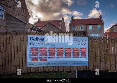 Un nouveau quartier résidentiel avec toutes les parcelles vendues, Burley-en-Wharfedale, Yorkshire, Angleterre Banque D'Images